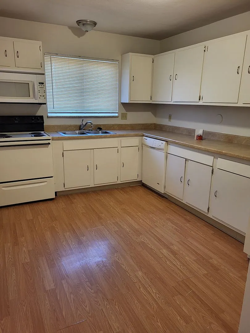 Yorktowne Apartments — Photo 3