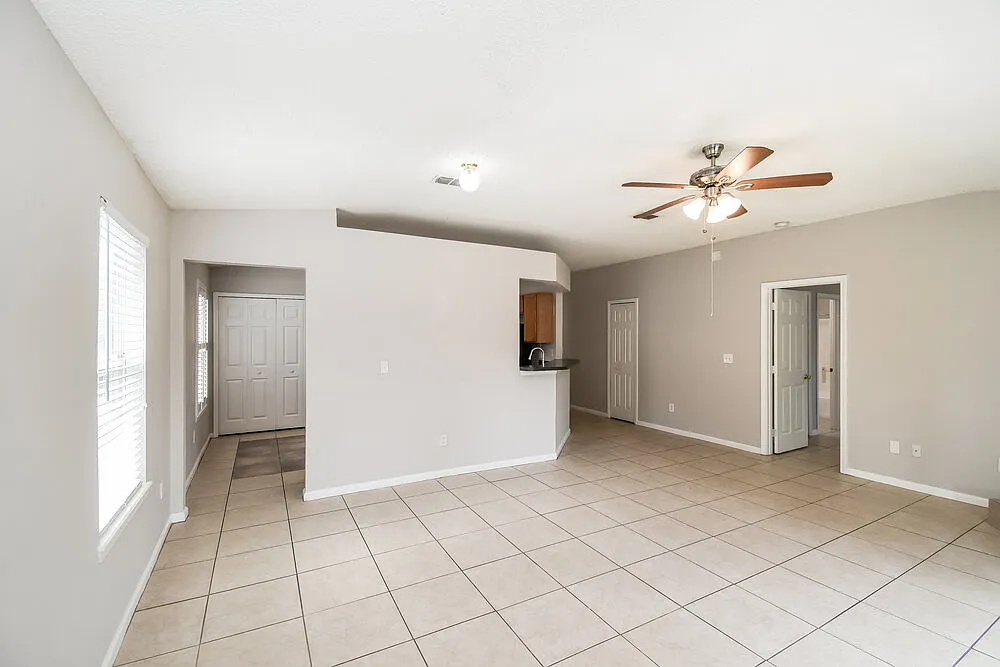 3 bed, 2.0 bath, 1323 sqft, $1,705 — Photo 4