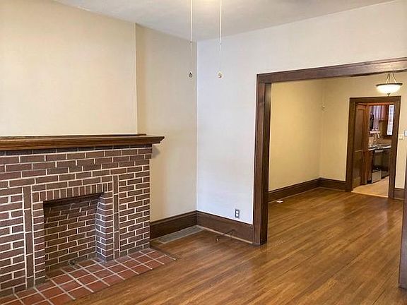 2nd image of 813 Bruck St