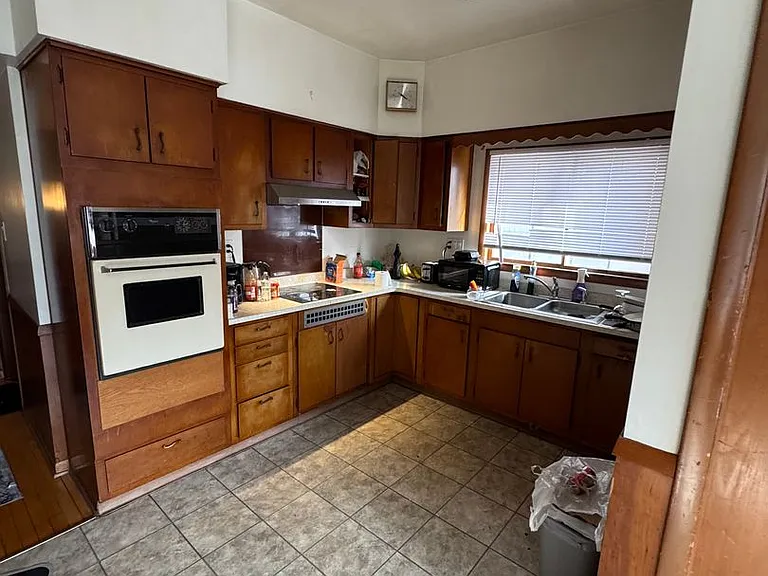 2945 N Oakland Ave — Photo 1