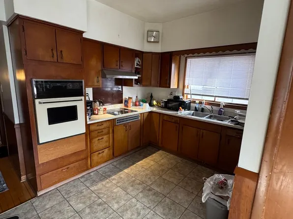 2945 N Oakland Ave, Milwaukee, WI 53211