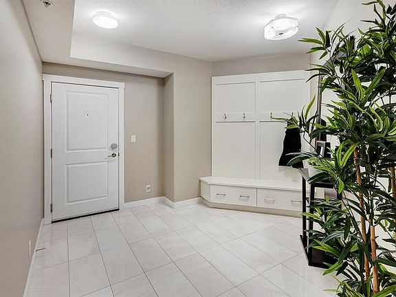 5th image of 32 Varsity Estates Cir NW #102