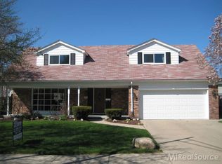 696 Blairmoor Ct, Grosse Pointe Woods, MI 48236