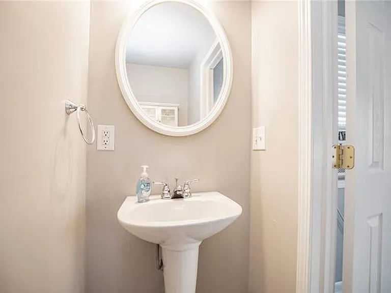 315 SW F St — Photo 13
