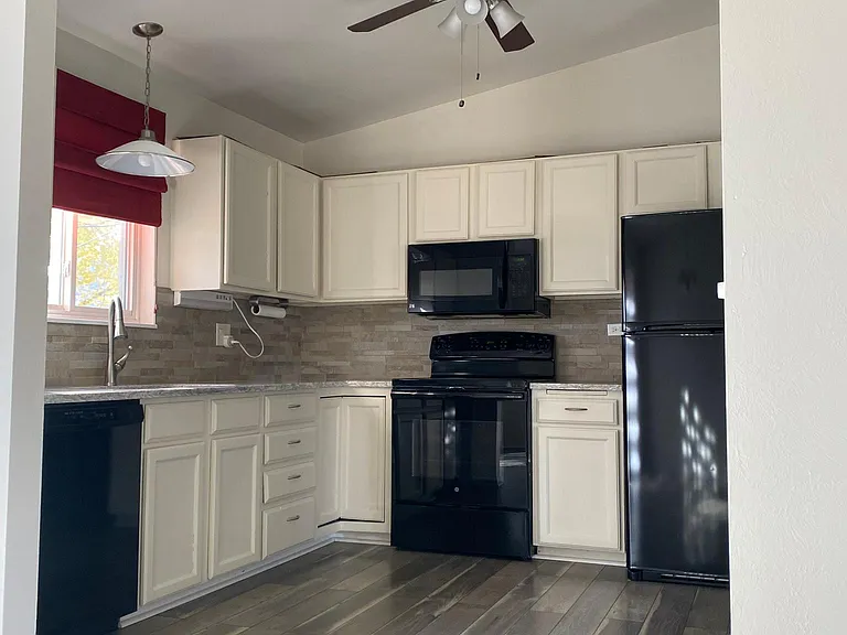 325 Catalina Dr — Photo 27