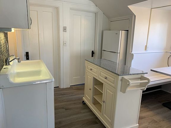 2nd image of 822 Hawthorn Ave #19