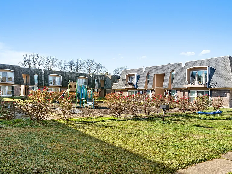 Ravenwood Apartments — Photo 9