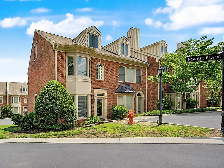 126 Forest Place Cir — Photo 2