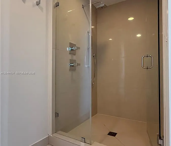 600 NE 27th St #802 — Photo 17