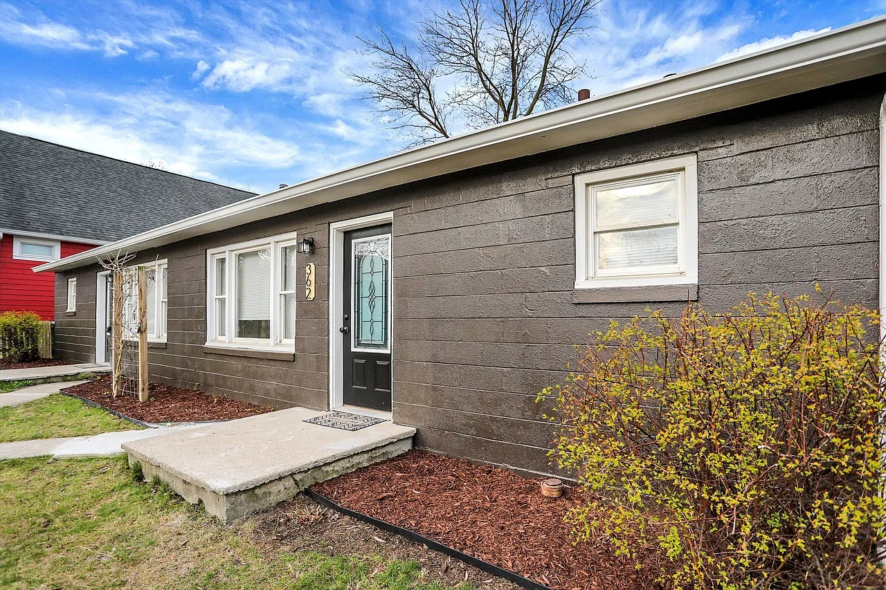 2 bed, 972 sqft, $1,500 — Photo 1