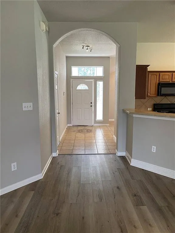 3 bed, 2.0 bath, 1864 sqft, $2,100 — Photo 3