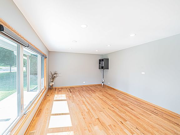 2nd image of 100 Meadowbrook Ln