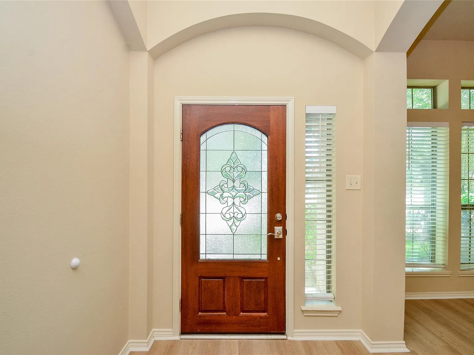 3 bed, 2.0 bath, 2062 sqft, $2,200 — Photo 4