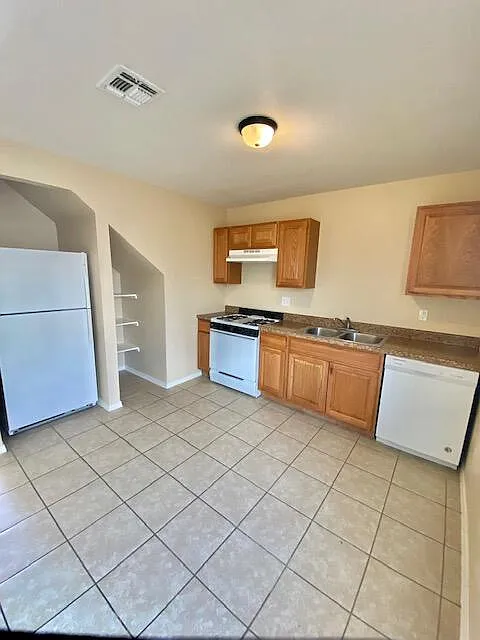 3 bed, 2.0 bath, 980 sqft, $1,250 — Photo 4