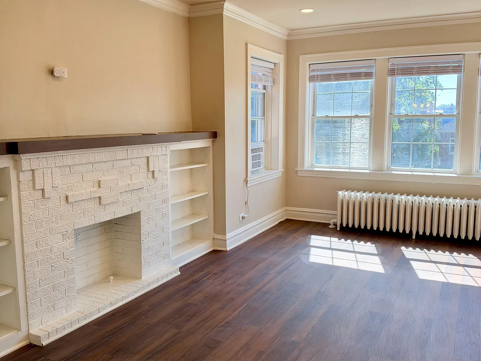 3 bed, 1100 sqft, $2,300 — Photo 2