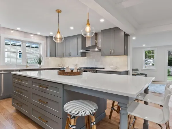 10 Ferry Rd, Newburyport, MA 01950