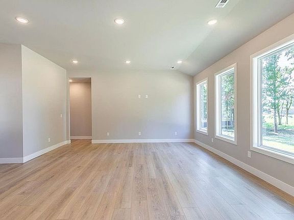 4th image of 240 Berkshire Dr