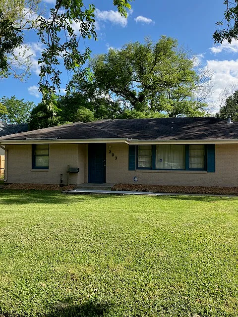 203 Fairfax Pl