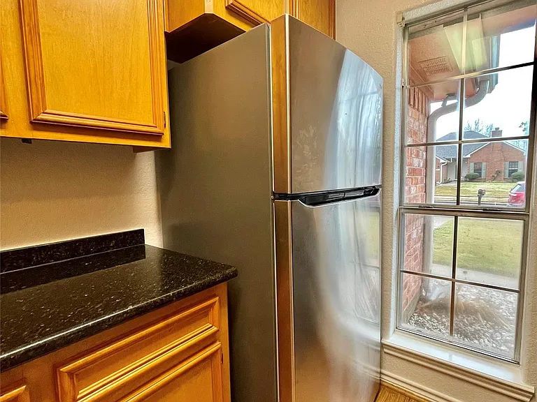704 Manor Dr — Photo 10