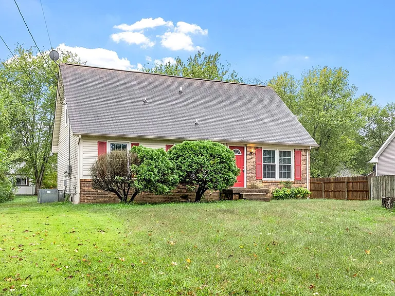 410 Appleton Dr — Photo 2