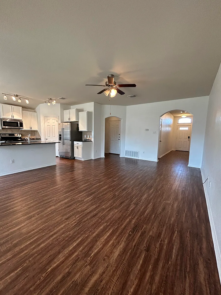 Open flow living room to kitchen - 2813 Gilchrist Dr