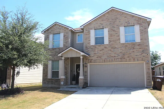 4 bed, 2.5 bath, 2216 sqft, $2,200 — Photo 2