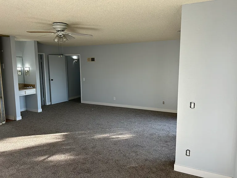 North Lake Tower — Photo 28
