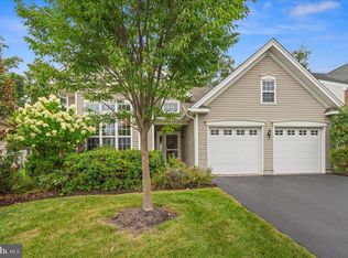 14 Hardwick Dr, Kendall Park, NJ 08824