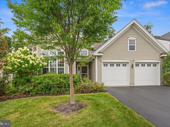 14 Hardwick Dr, Kendall Park, NJ 08824