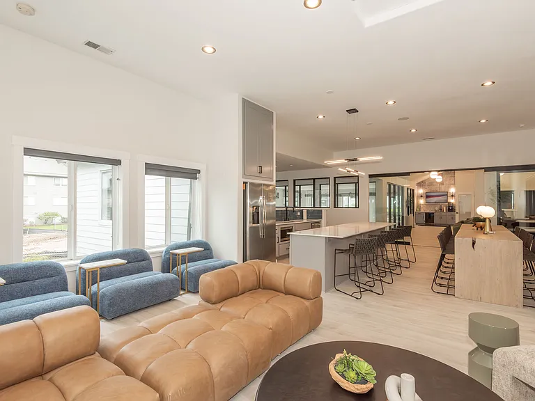 Lumina Apartments — Photo 44