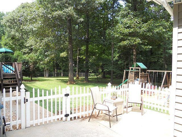 2nd image of 129 Chapel Ct