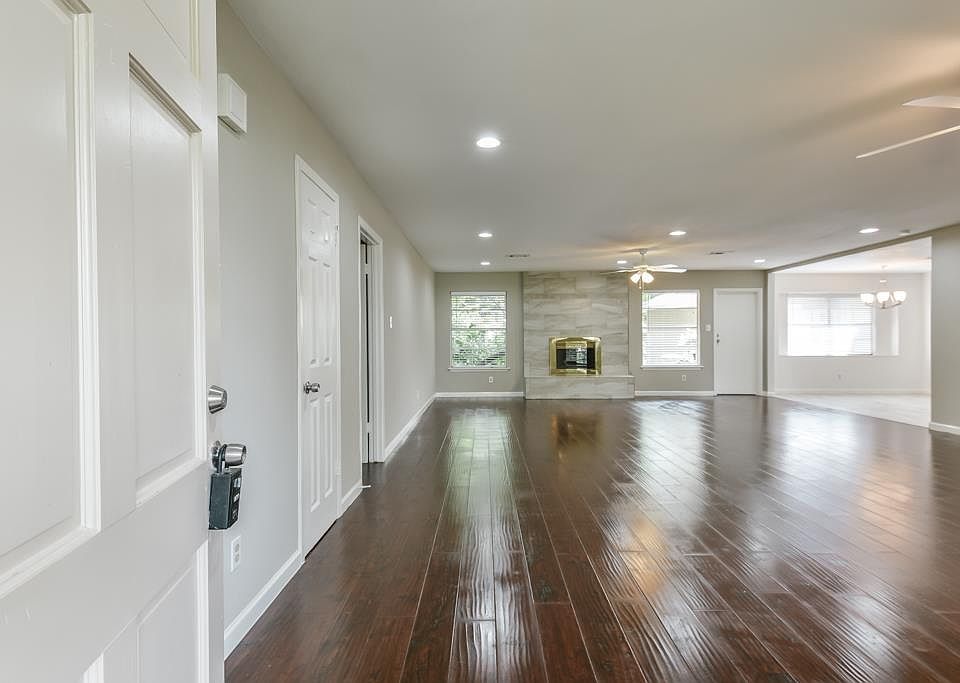 1st image of 217 Post Oak Dr