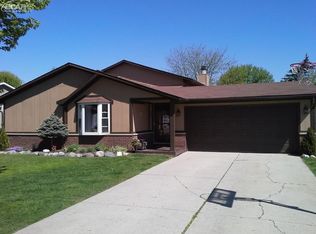 405 Lindenwood Dr, Linden, MI 48451