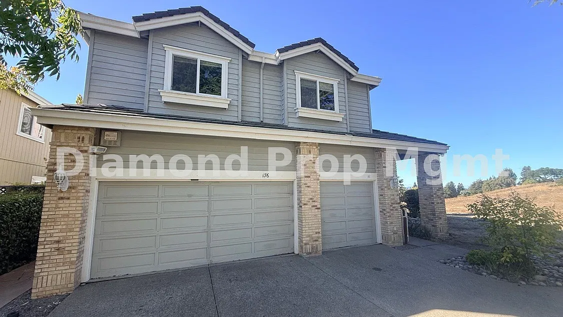 4 bed, 2.5 bath, 3024 sqft, $6,100 — Photo 1