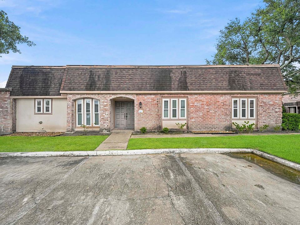 1st image of 2931 Camelot Ln