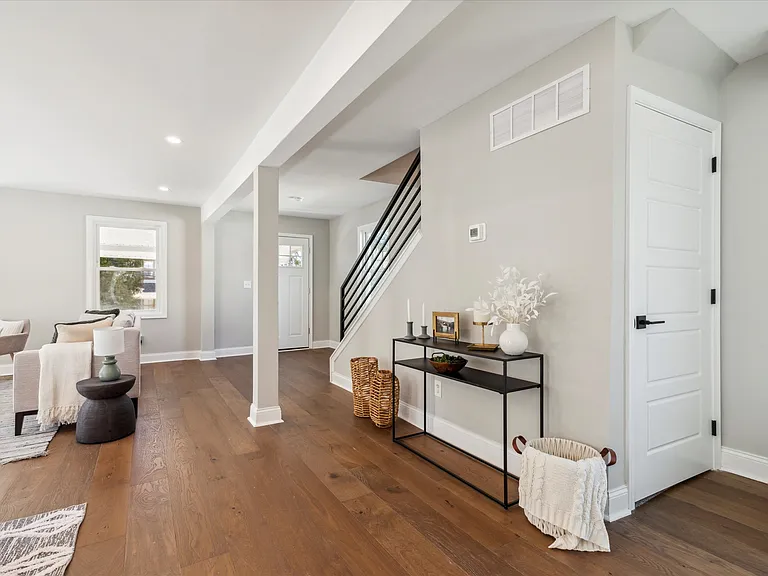933 Henry Ave — Photo 7