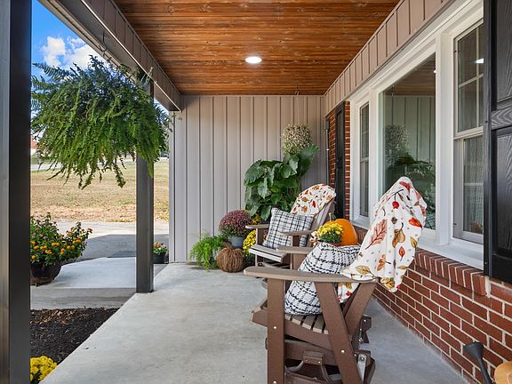 5th image of 2074 Twin Oaks Ave