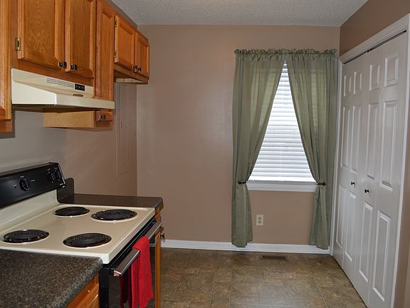 3rd image of 200 Arrowhead Dr APT 2
