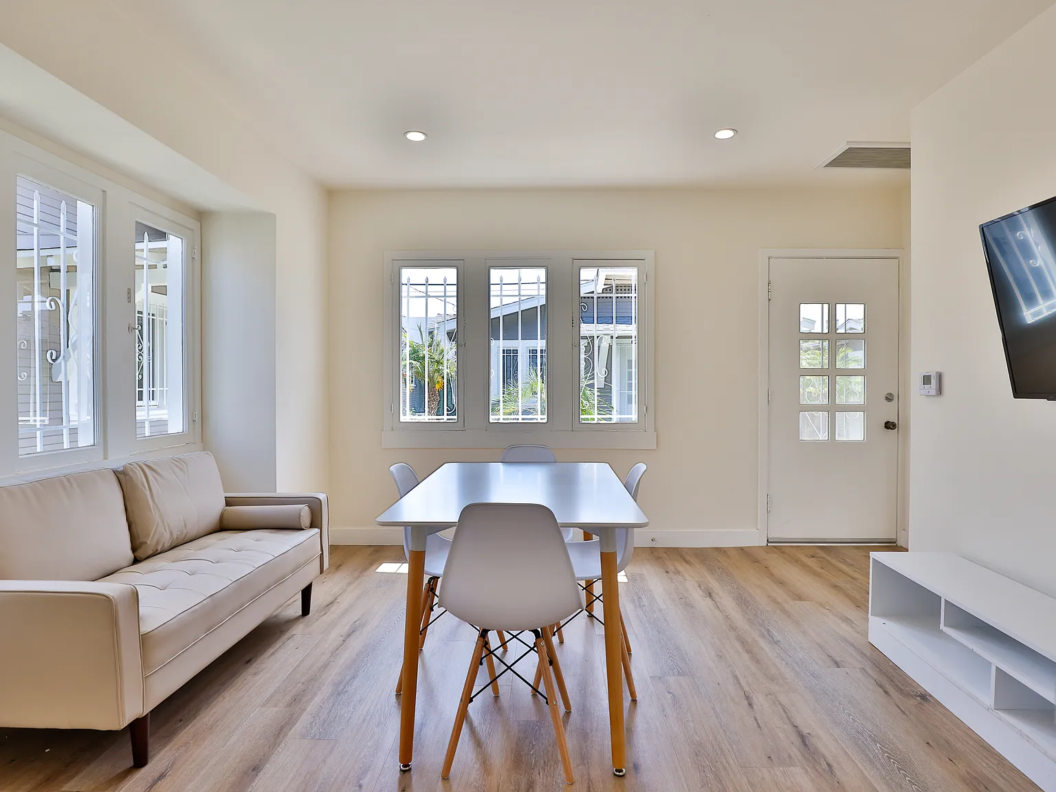 2 bed, 750 sqft, $3,200 — Photo 3
