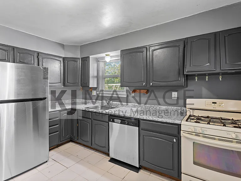 28203 Sutherland St — Photo 2