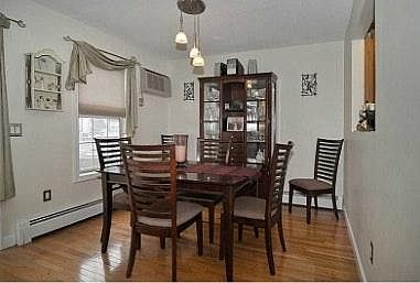 2nd image of 565 Quaker Ln APT 103