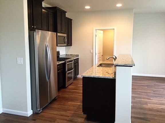5th image of 2620 Moore St