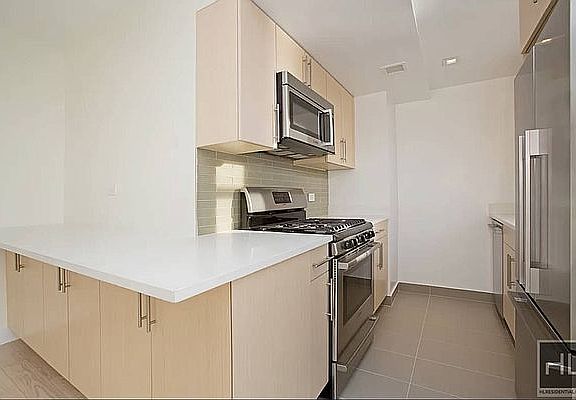 2nd image of 2 Horatio St #604