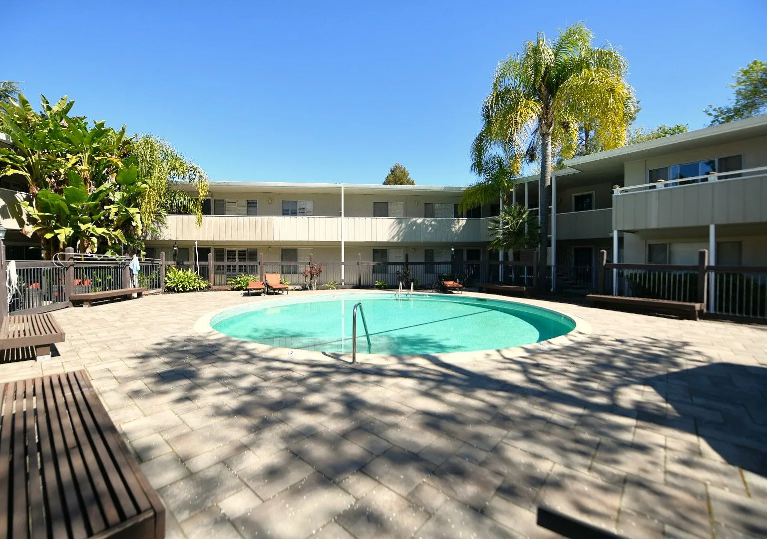 1p717 - Shutters Apartments — Photo 2