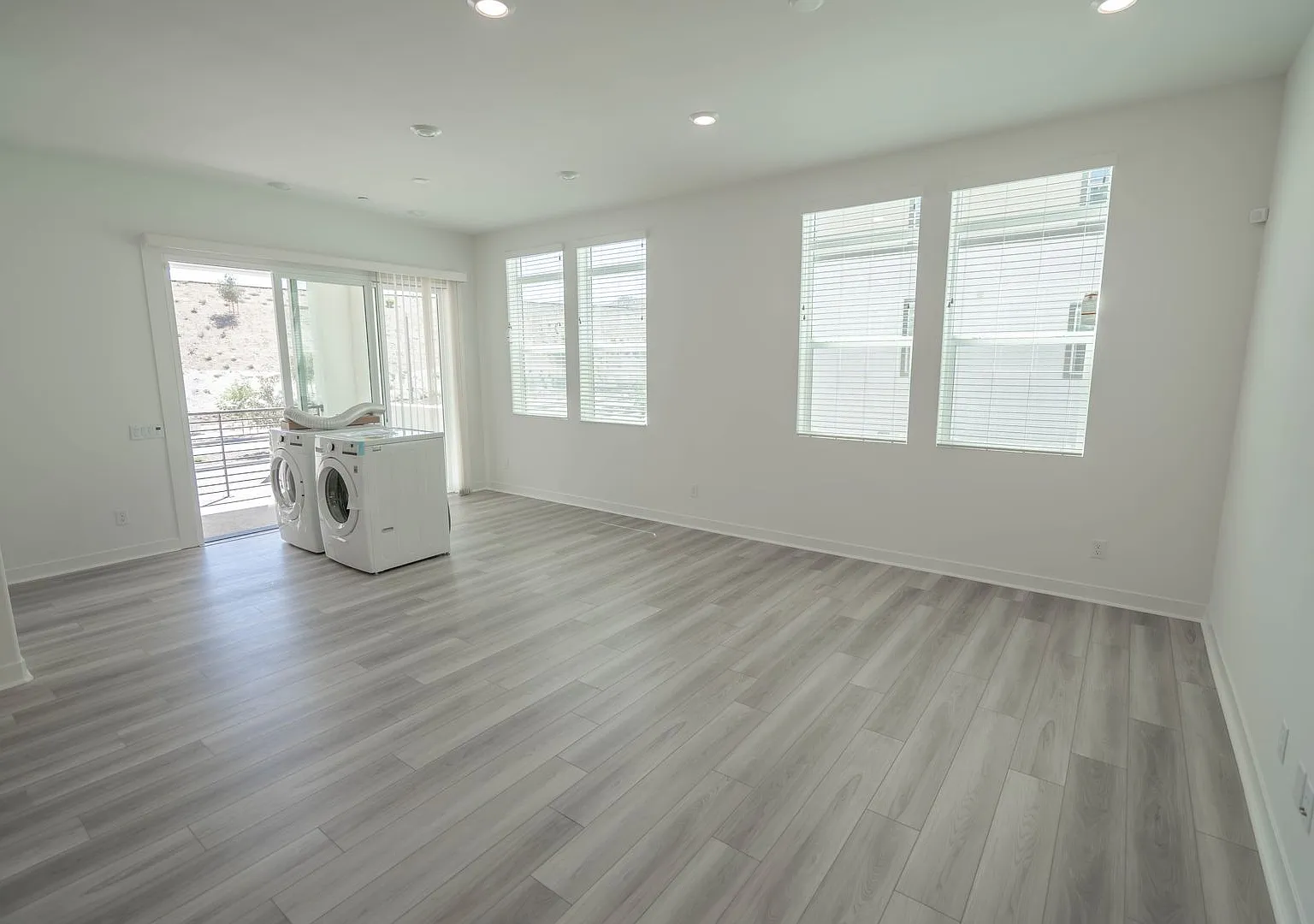 Five Points 2 Bedroom Condo for Rent in Valencia! — Photo 2