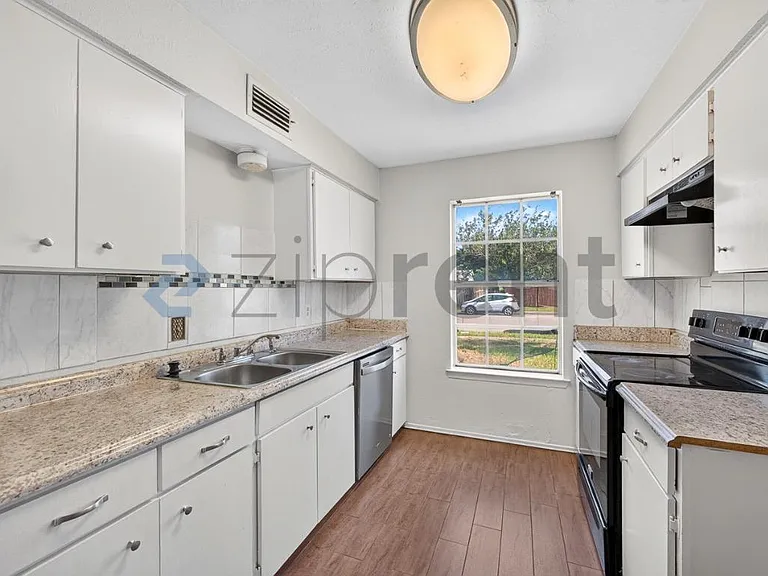 2207 Montclair Dr — Photo 11