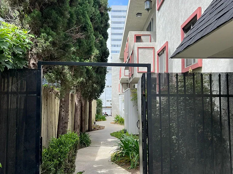 1275 Barry Ave #3 — Photo 8
