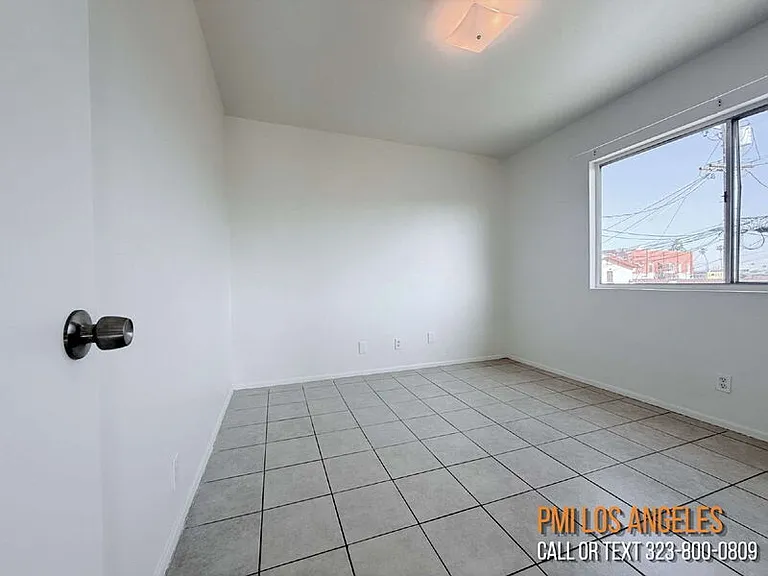 943 W 68th St — Photo 14