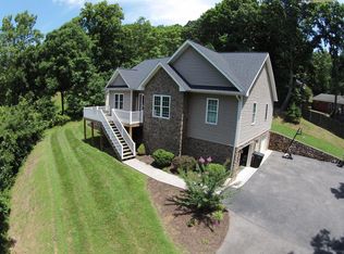 520 Chestnut Mountain Dr, Vinton, VA 24179