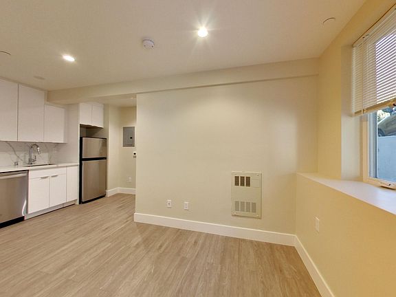 4th image of 40 Tiffany Ave #B